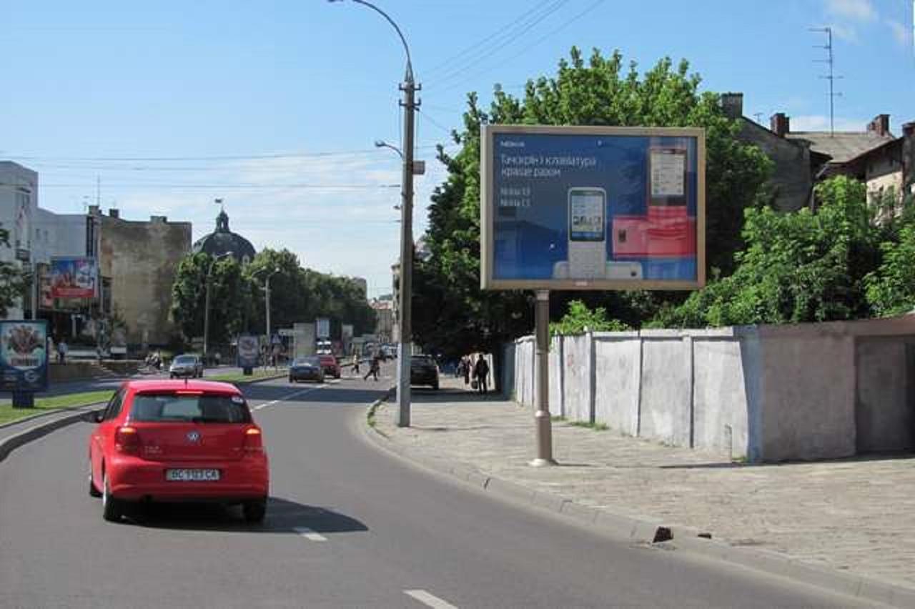 подобово на вулиці чорновола 31 біля форуму у місті львові біля малевича * Lviv