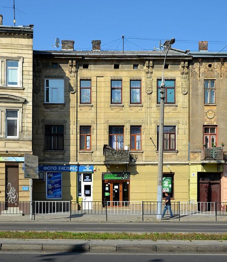 подобово на вулиці чорновола 31 біля форуму у місті львові біля малевича * Lviv